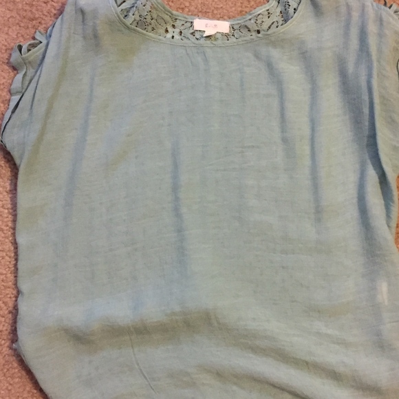 Lace button back Shirt - Picture 4 of 6